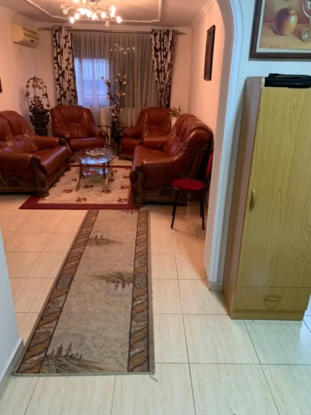 Tirane, jepet me qera apartament 1+1 Kati 4, 63 m² 350 € (QSUT)