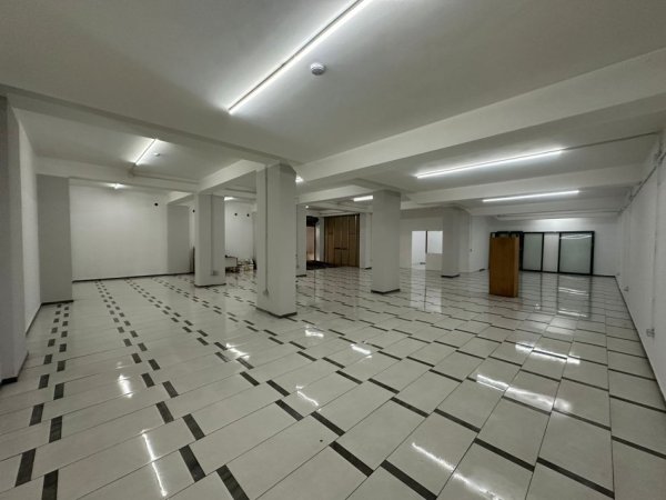 Tirane, jepet me qera Kati -1, 335 m² 1.500 € (Astir)
