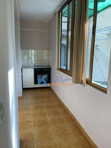 Tirane, jap me qera apartament 2+1+Ballkon Kati 2, 75 m² 400 € (Ali Dem)