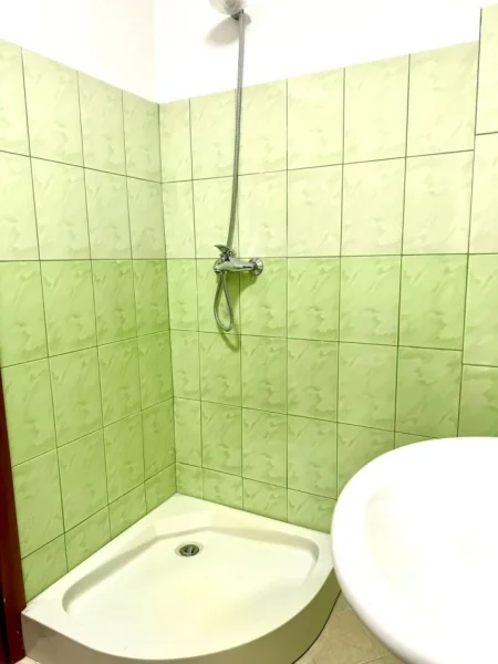Tirane, jepet me qera garsonier 1+1 Kati 4, 45 m² 530 € (Kristal Center)