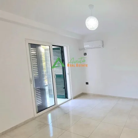 Tirane, jepet me qera zyre Kati 2, 70 m² 600 € (Qender)