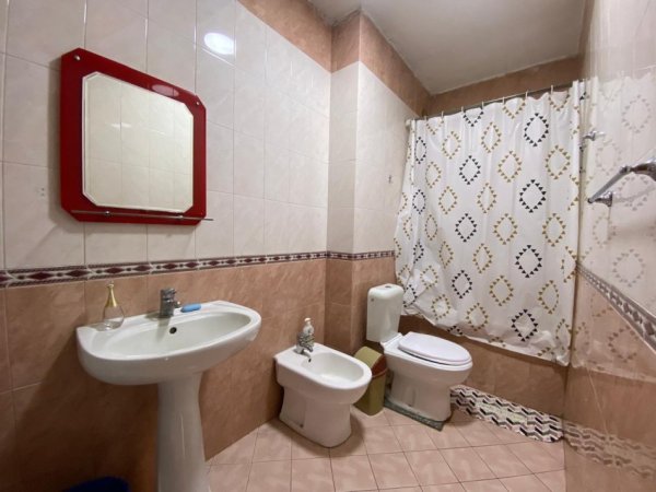Tirane, jepet me qera apartament 1+1+Ballkon Kati 3, 67 m² 450 € (Kompleksi Dinamo)