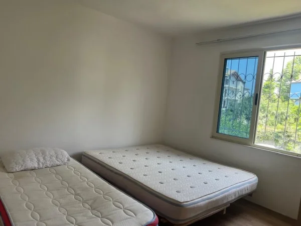 Tirane, jepet me qera apartament 1+1 Kati 1, 70 m² 250 € (Grandi)