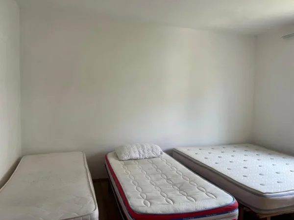 Tirane, jepet me qera apartament 1+1 Kati 1, 70 m² 250 € (Grandi)