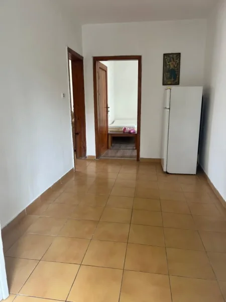 Tirane, jepet me qera apartament 1+1 Kati 1, 70 m² 250 € (Grandi)