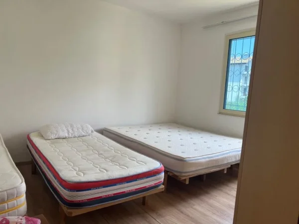 Tirane, jepet me qera apartament 1+1 Kati 1, 70 m² 250 € (Grandi)