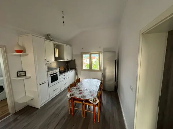 Tirane, jepet me qera Vile 2+1 Kati 3, 100 m² 390 € (Rruga Qytet Studenti)