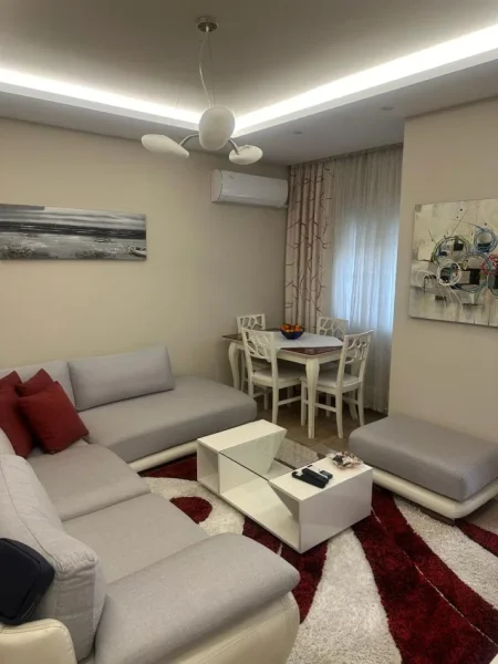 Tirane, jepet me qera apartament 1+1 Kati 2, 65 m² 500 € (Komuna e Parisit)