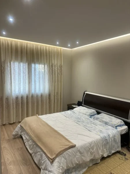 Tirane, jepet me qera apartament 1+1 Kati 2, 65 m² 500 € (Komuna e Parisit)