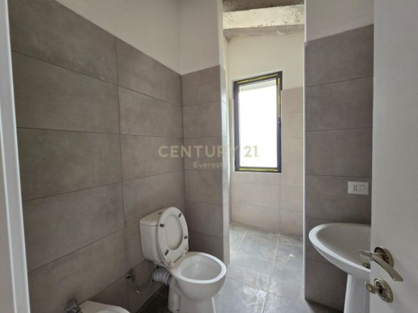Tirane, shes apartament 2+1+2 , 127 m² 255.000 € (Liqeni i Thatë)