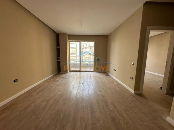 Tirane, jepet me qera apartament 1+1+Aneks+Ballkon Kati 2, 63 m² 600 € (KOMUNA E PARISIT)