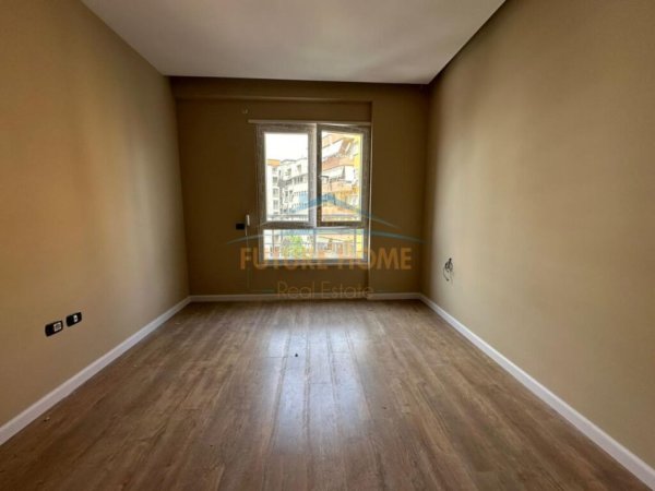 Tirane, jepet me qera apartament 1+1+Aneks+Ballkon Kati 2, 63 m² 600 € (KOMUNA E PARISIT)