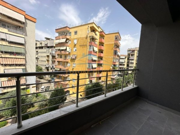 Tirane, jepet me qera apartament 1+1+Aneks+Ballkon Kati 2, 63 m² 600 € (KOMUNA E PARISIT)