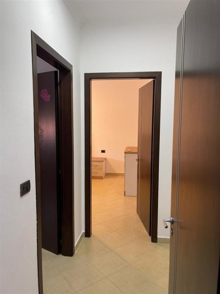 Tirane, jepet me qera apartament 2+1+Ballkon Kati 5, 120 m² 650 € (Qemal Stafa)