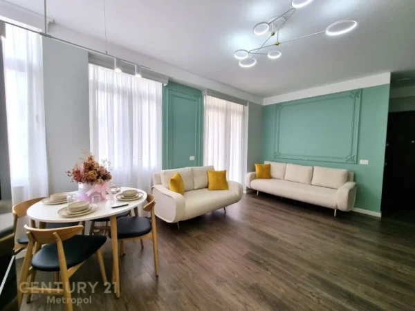 Tirane, jepet me qera apartament 1+1 Kati 8, 60 m² 700 € (qender)