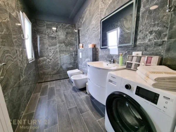 Tirane, jepet me qera apartament 1+1 Kati 8, 60 m² 700 € (qender)