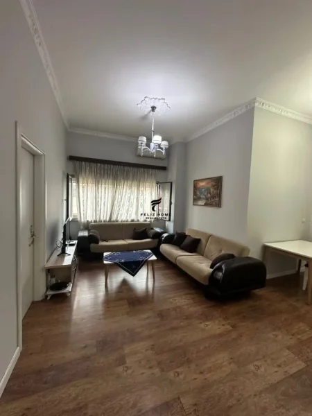Tirane, jepet me qera apartament 5+1 Kati 1, 324 m² 1.500 € (ZOGU I ZI)