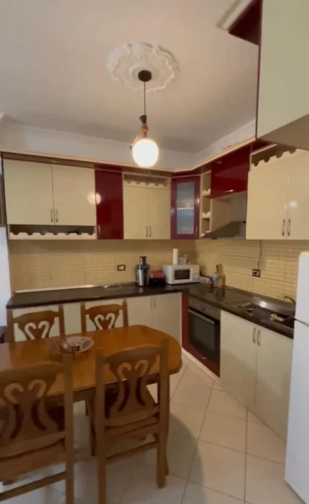 Tirane, jepet me qera apartament 2+1 Kati 4, 110 m² 400 € (Fresku)