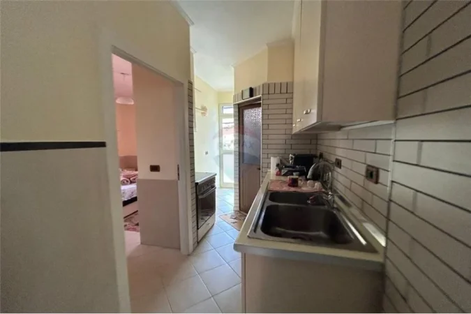 Tirane, jepet me qera apartament 1+1 Kati 1, 65 m² 390 € (Rruga Gjon Mili)