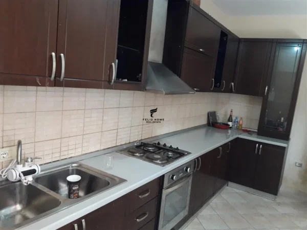 Tirane, shitet apartament 2+1+Ballkon Kati 4, 123 m² 150.000 € (YZBERISHT)