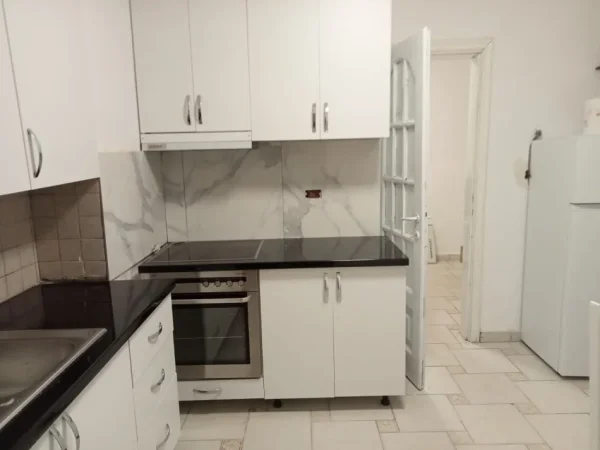 Tirane, jepet me qera apartament 1+1 Kati 2, 60 m² 400 € (RRUGA BARDHYL)