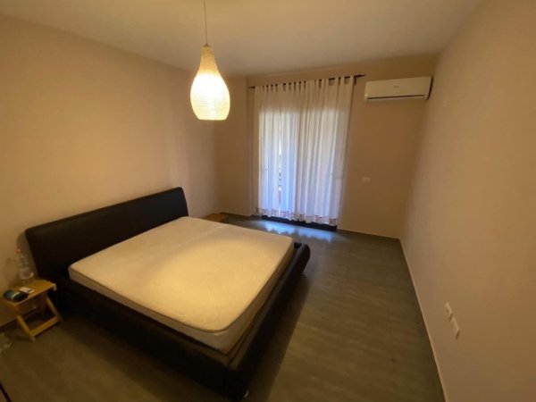 Tirane, jepet me qera apartament 2+1+Ballkon Kati 5, 100 m² 450 € (Yzberisht)