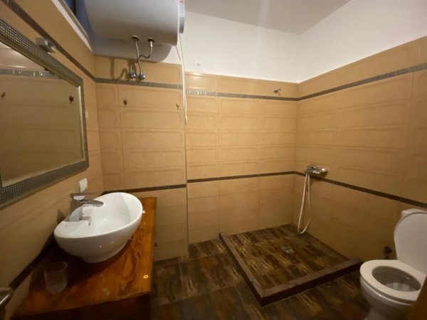 Tirane, jepet me qera apartament 2+1+Ballkon Kati 5, 100 m² 450 € (Yzberisht)