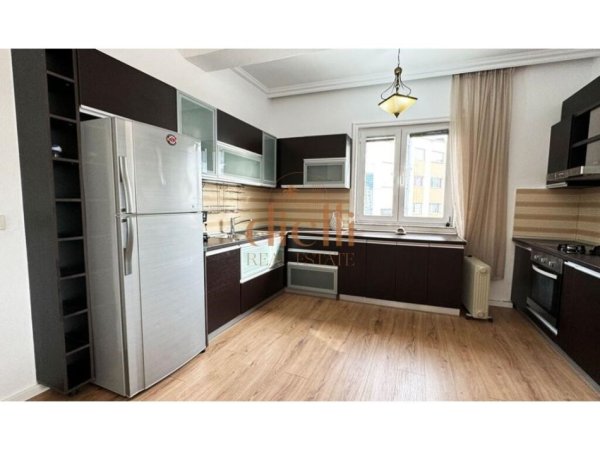 Tirane, jepet me qera apartament 2+1 Kati 4, 150 m² 700 €