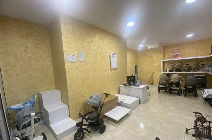 Tirane, jepet me qera dyqan Kati 0, 70 m² 430 € (Astir)