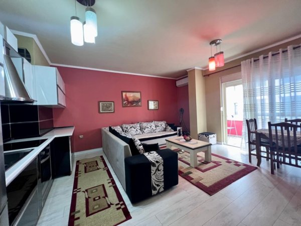 Tirane, jepet me qera apartament 1+1+Ballkon Kati 4, 63 m² 450 € (Rruga Peti)