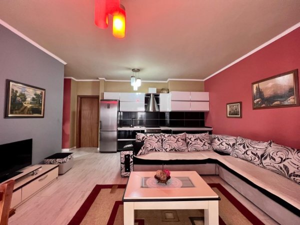 Tirane, jepet me qera apartament 1+1+Ballkon Kati 4, 63 m² 450 € (Rruga Peti)