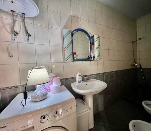 Tirane, jepet me qera apartament 1+1+Ballkon Kati 4, 63 m² 450 € (Rruga Peti)