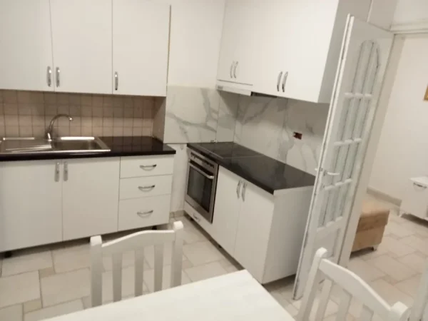 Tirane, jepet me qera apartament 2+1 Kati 2, 60 m² 400 € (Rr.Bardhyl)