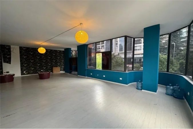 Tirane, jepet me qera zyre Kati 1, 120 m² 600 € (21 Dhjetori)