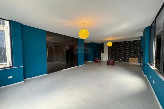 Tirane, jepet me qera zyre Kati 1, 120 m² 600 € (21 Dhjetori)