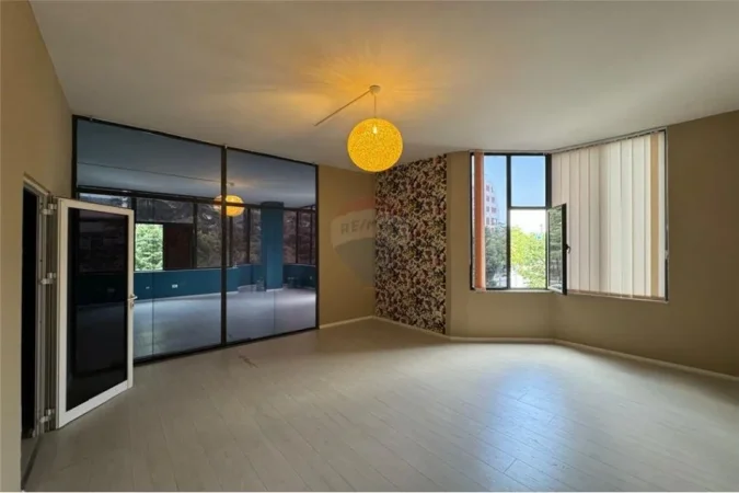 Tirane, jepet me qera zyre Kati 1, 120 m² 600 € (21 Dhjetori)