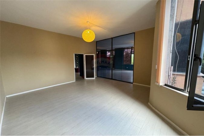 Tirane, jepet me qera zyre Kati 1, 120 m² 600 € (21 Dhjetori)