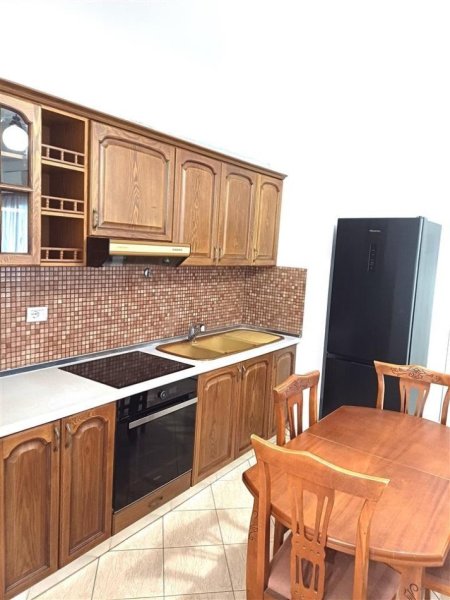 Tirane, jepet me qera apartament 2+1+Ballkon Kati 3, 80 m² 500 € (rruga irfan tomini , perballe hotel hillton)