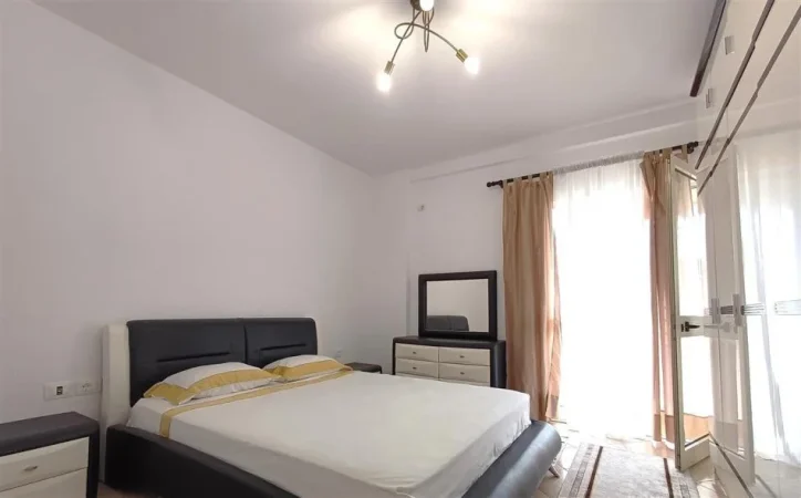Tirane, jepet me qera apartament 2+1+Ballkon Kati 3, 80 m² 500 € (rruga irfan tomini , perballe hotel hillton)