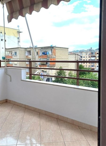 Tirane, jepet me qera apartament 2+1+Ballkon Kati 3, 80 m² 500 € (rruga irfan tomini , perballe hotel hillton)
