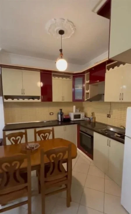 Tirane, apartament Fresk