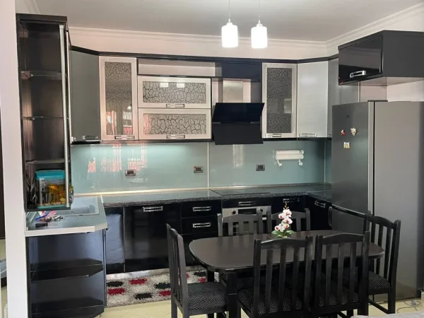 Tirane, jepet me qera apartament 2+1+Aneks+Ballkon Kati 4, 120 m² 650 € (PAZARI RI / SHKOLLA KUQE)