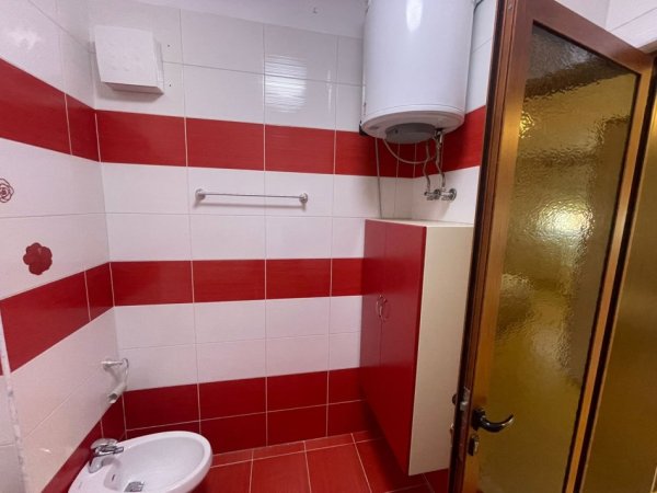Tirane, jepet me qera apartament 2+1+Aneks+Ballkon Kati 4, 120 m² 650 € (PAZARI RI / SHKOLLA KUQE)
