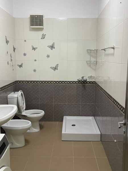 Tirane, jepet me qera apartament 2+1+Aneks+Ballkon Kati 4, 120 m² 650 € (PAZARI RI / SHKOLLA KUQE)