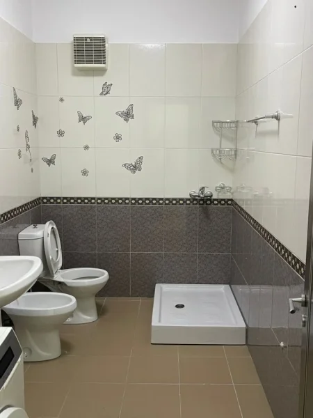 Tirane, jepet me qera apartament 2+1+Aneks+Ballkon Kati 4, 120 m² 650 € (PAZARI RI / SHKOLLA KUQE)