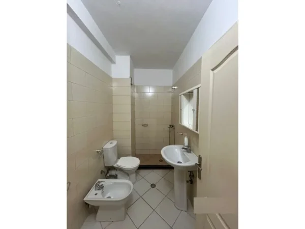 Tirane, jepet me qera apartament 2+1 , 76 m² 500 € (Rruga Loni Ligori)