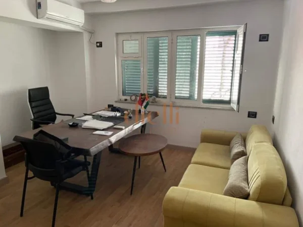 Tirane, jepet me qera ambjent biznesi Kati 2, 80 m² 600 € 