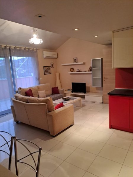 Tirane, jepet me qera apartament duplex Dublex Kati 4, 110 m² 400 € (Liqeni Thate)