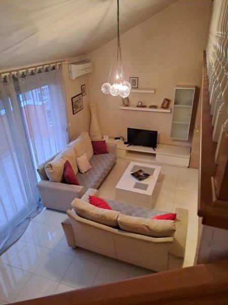 Tirane, jepet me qera apartament duplex Dublex Kati 4, 110 m² 400 € (Liqeni Thate)