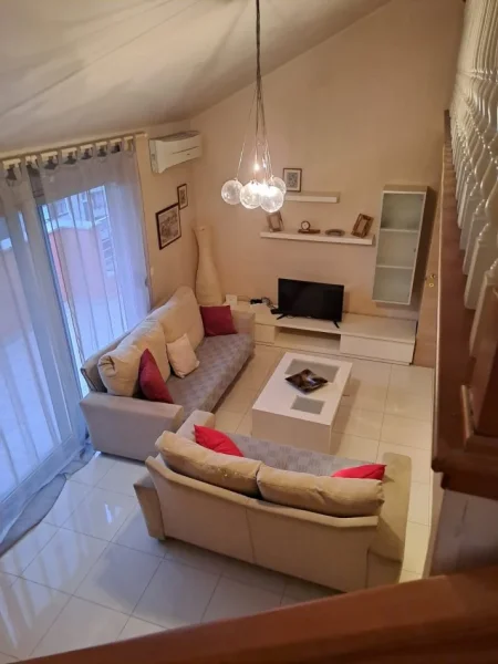 Tirane, jepet me qera apartament duplex Dublex Kati 4, 110 m² 400 € (Liqeni Thate)